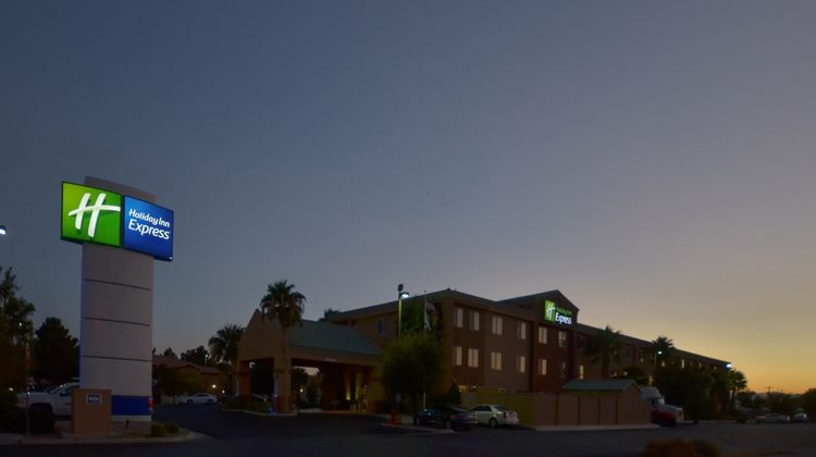 Holiday Inn Express Las Vegas Nellis Exterior