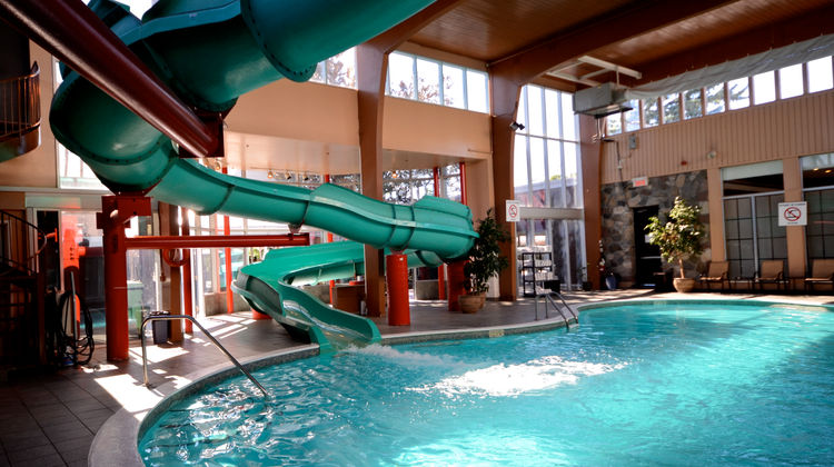 Armon Plaza Montreal Airport Pool