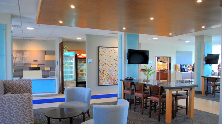 Holiday Inn Express/Suites Columbia City Lobby