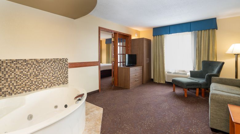 <b>Holiday Inn Express Inver Grove Heights Suite</b>. Images powered by <a href="https://www.leonardoworldwide.com/" title="Leonardo Worldwide" target="_blank">Leonardo</a>.