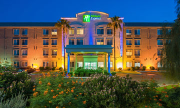 Holiday Inn Express Hotel & Suites