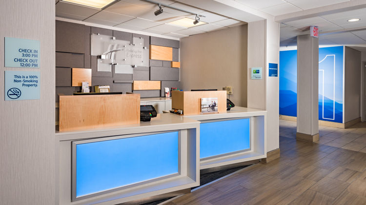 Holiday Inn Express Hotel & Suites Lobby
