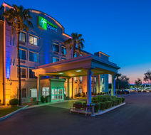 Holiday Inn Express Hotel & Suites Exterior