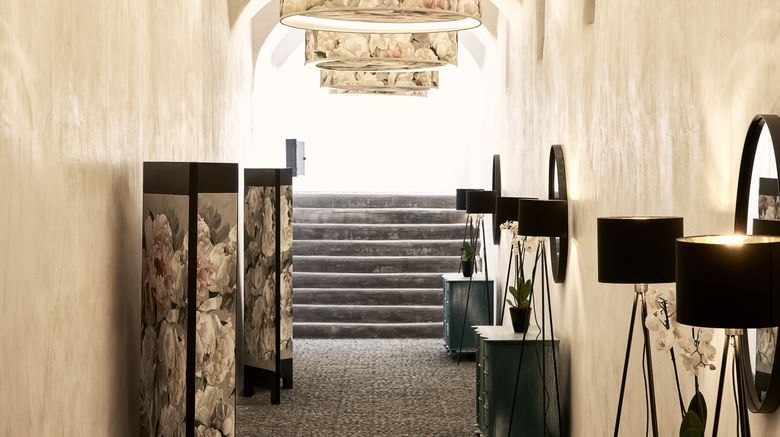 <b>Katikies Garden Lobby</b>. Images powered by <a href="https://www.leonardoworldwide.com/" title="Leonardo Worldwide" target="_blank">Leonardo</a>.