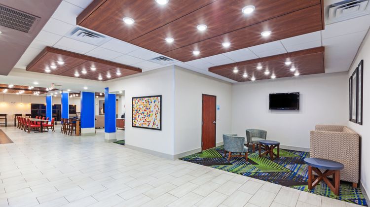 Holiday Inn Express Hotel & Suites Lobby