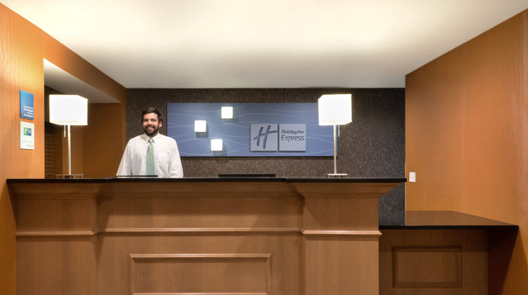 Holiday Inn Express & Sts Fraser Lobby