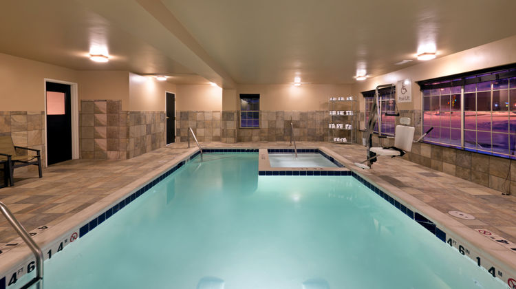 Holiday Inn Express & Sts Fraser Pool