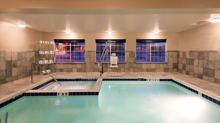 Holiday Inn Express & Sts Fraser Pool