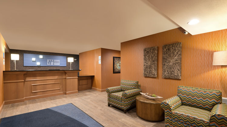 Holiday Inn Express & Sts Fraser Lobby