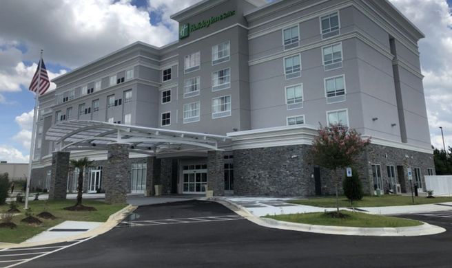 Holiday Inn & Suites Fort Bragg Area Exterior