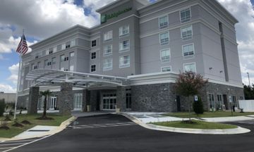 Holiday Inn & Suites Fort Bragg Area