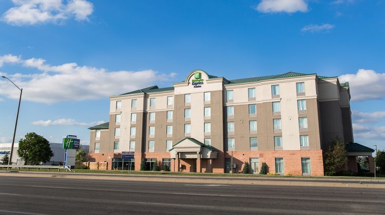 Holiday Inn Express & Suites Brampton Exterior