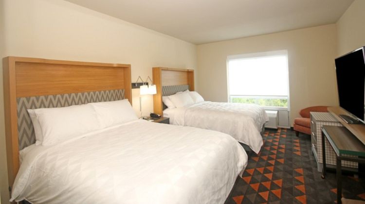 Holiday Inn & Suites Fort Bragg Area Room