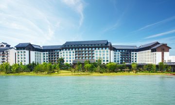 Crowne Plaza Lake View