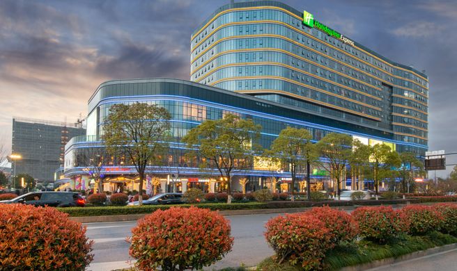 Holiday Inn Express East Station Exterior