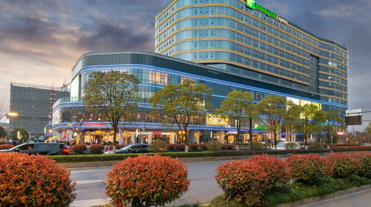 Holiday Inn Express East Station Exterior