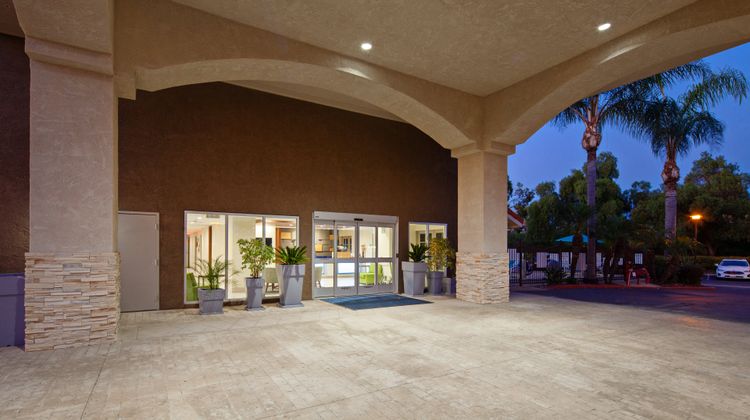Holiday Inn Express Hotel & Suites Exterior