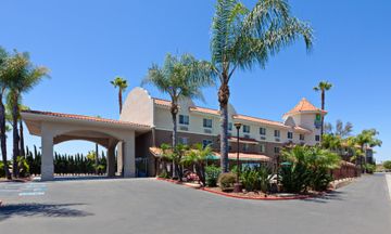 Holiday Inn Express Hotel & Suites