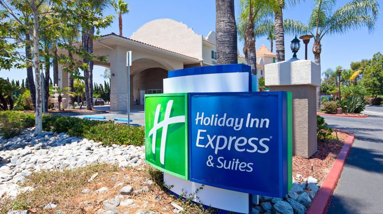 Holiday Inn Express Hotel & Suites Exterior