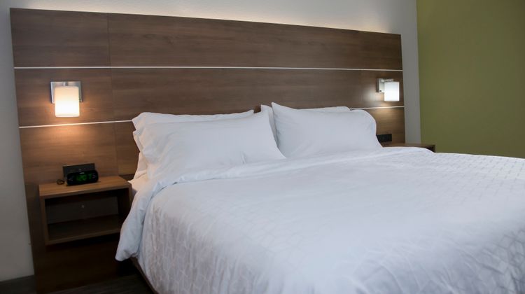 Holiday Inn Express & Suites Room