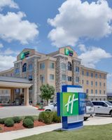 Holiday Inn Express & Suites San Antonio