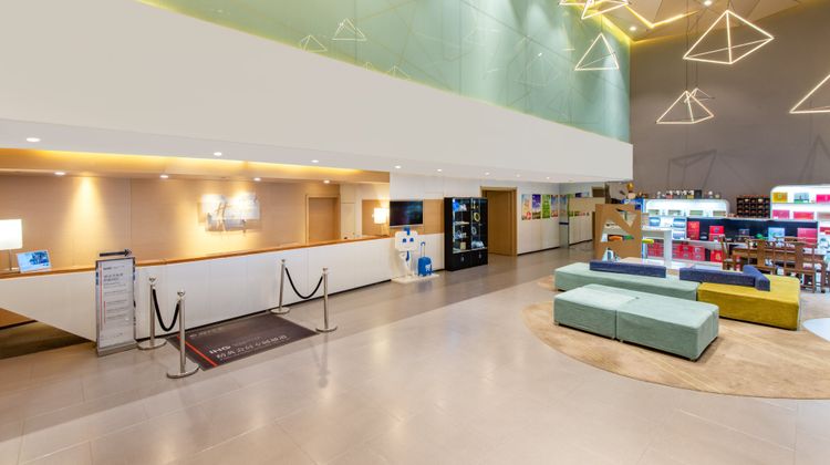 Holiday Inn Express Jinan Sports Center Lobby