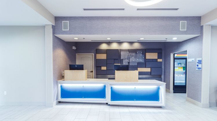 Holiday Inn Express Hotel & Suites Lobby
