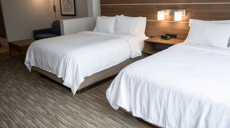 Holiday Inn Express & Suites Suite