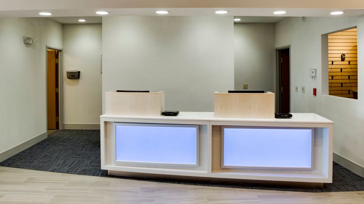 Holiday Inn Express Hotel & Suites Lobby