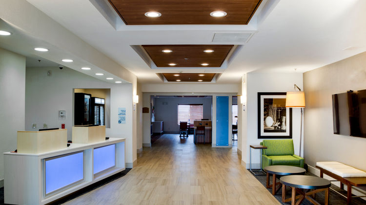 Holiday Inn Express Hotel & Suites Lobby