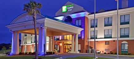 Holiday Inn Express & Suites Selma Exterior