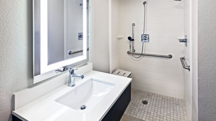 Holiday Inn Express New Orleans East Room