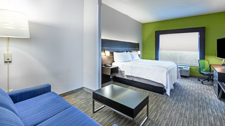 Holiday Inn Express New Orleans East Suite