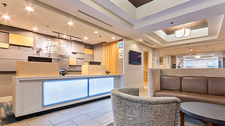 Holiday Inn Express & Suites Lake Zurich Lobby