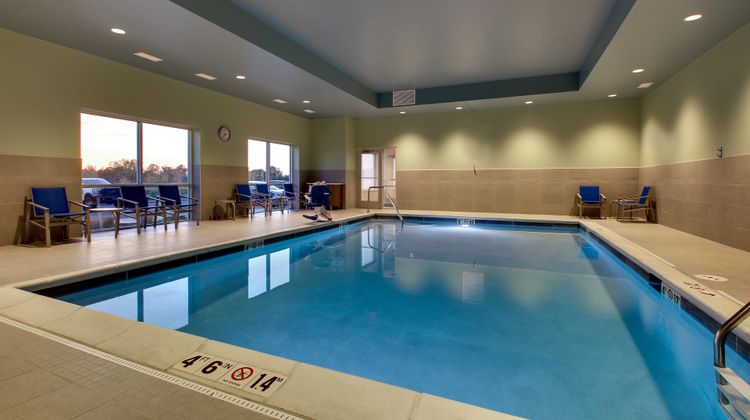 Holiday Inn Express & Stes Findlay North Pool