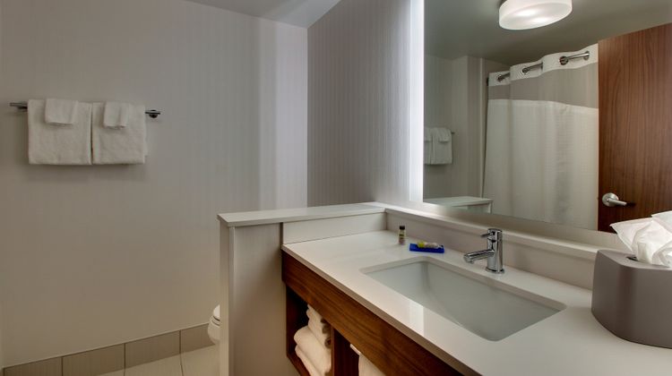 Holiday Inn Express & Stes Findlay North Room
