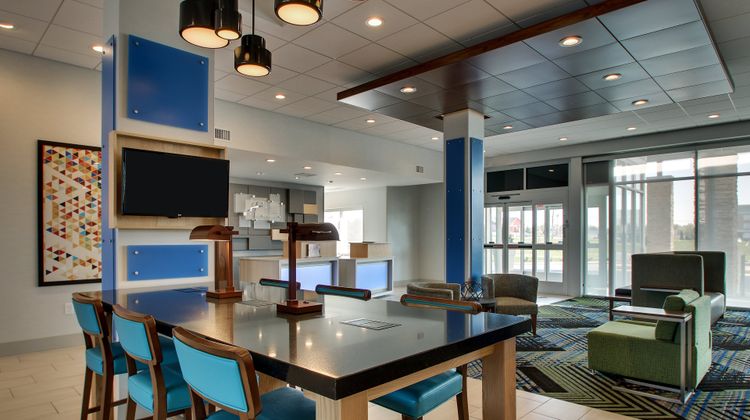 Holiday Inn Express & Stes Findlay North Lobby