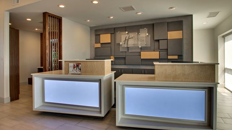 Holiday Inn Express & Stes Findlay North Lobby