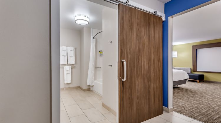 Holiday Inn Express & Suites Hammond Room