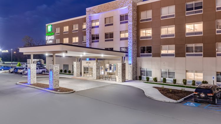 Holiday Inn Express & Suites Hammond Exterior