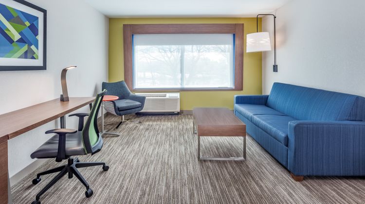 Holiday Inn Express & Suites Hammond Suite
