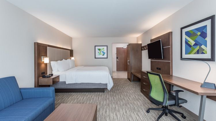 Holiday Inn Express & Suites Hammond Suite