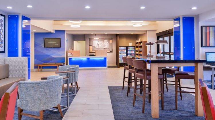 Holiday Inn Express Hotel & Suites Lobby