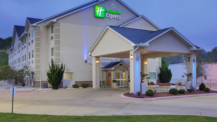 Holiday Inn Express Hotel & Suites Exterior