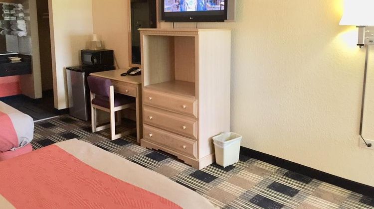 Red Carpet Inn Room