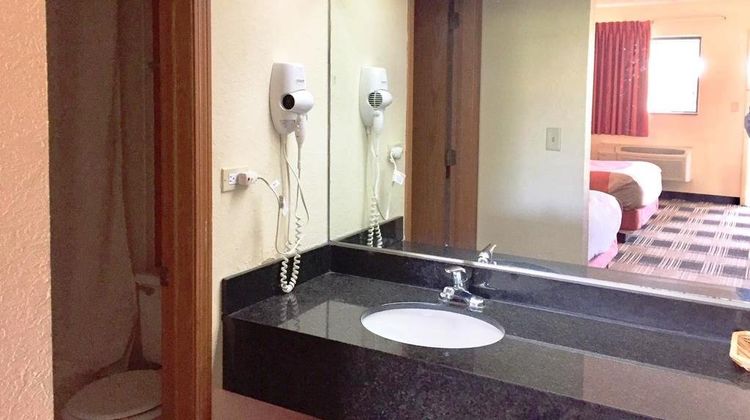 Red Carpet Inn Room