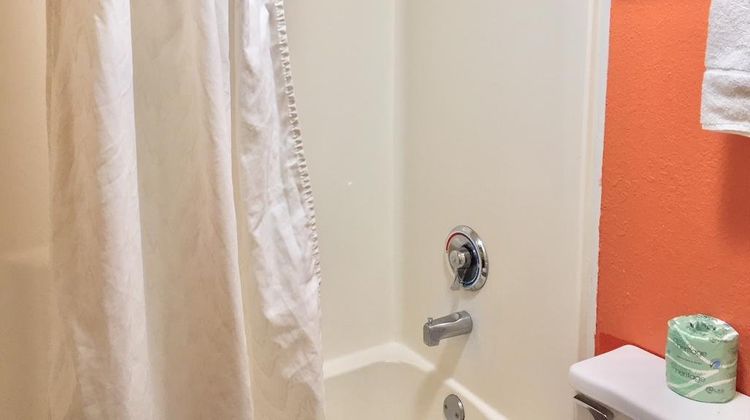 Red Carpet Inn Room