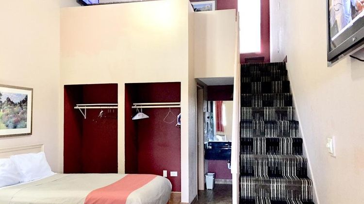 Red Carpet Inn Room