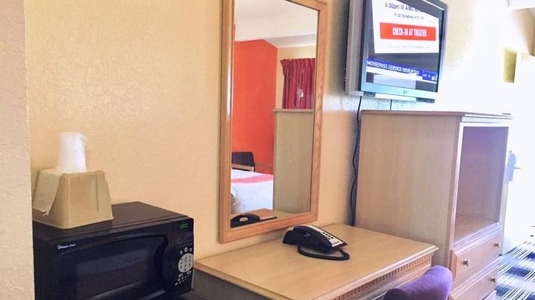 Red Carpet Inn Room