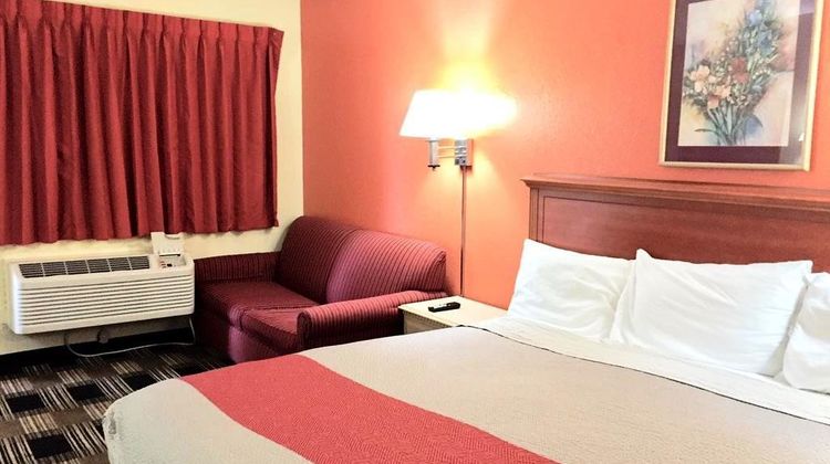 Red Carpet Inn Room
